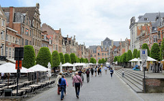 FußgängerInnen-Zone in der Innenstadt von Löwen / Leuven; Häuser der flämischen Baukunst am Alten Markt - Strassencafés und Restaurants.