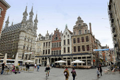 Historische Innenstadt am Großen Markt von Löwen / Leuven; lks. das Löwener gotische Rathaus, erbaut 1439 bis 1468 von Sulpitius van Vorst und Matheus de Layens. Es gilt als eines der schönsten Bauwerke der Spätgotik in Europa und ist eines der berüh