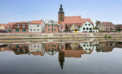 Blick über die Havel zur Kirche St. Laurentius (13./14. Jahrhundert) in der Hansestadt Havelberg.