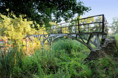 Historische Eisenbrücke / Teufelsbrücke am Messinghafen beim Finowkanal. Ursprünglich 1824 in Berlin errichtet und 1913 hier am Messinghafen montiert.