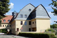 Restauriertes Torhaus in der Messingwerksiedlung von Finow.