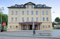 Blick auf das denkmalgeschützte, in neoklassizistischer 1871 errichtete Kino Capitol in der Straße Teichplan von Altenburg.