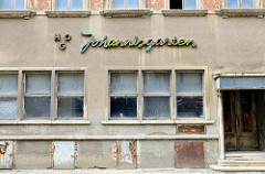 Rauhputzfassade mit Neon-Schriftzug HOG Johannisgarten - ehem. DDR Gaststätte in der Johannisstraße von Altenburg.