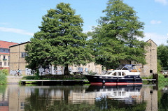 Ein Sportboot / Motorboot liegt am Steg im Messinghafen von Finow am Finowkanal.
