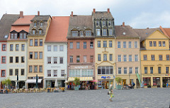 Schmale Wohn- und Geschäftshäuser am Markt von Altenburg.  Auf dem historische Marktplatz der Stadt stehen Gebäude mit Baustilen aus der Zeit der Gotik, Renaissance,  Barock, Klassizismus bis zur Gründerzeit.