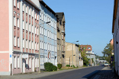 Wohnblocks mit unterschiedlicher Fassadengestaltung in der Bergerstraße von Eberswalde.