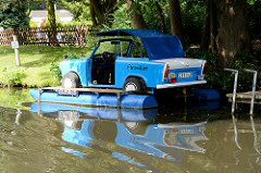 Trabi als Motorboot mit eigener Bootszulassung am Ufer des Finowkanal bei Finowfurt.