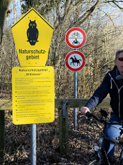 Schilder Naturschutzgebiet Wittmoor in Hamburg Duvenstedt.