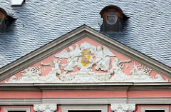 Tympanon mit Wappen vom barocken Corps de Logis / Wohntrakt im Schloss Altenburg.