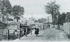 Historische Aufnahme vom Finowkanal bei Eberswalde; ein Frachtkahn wird Richtung Stadt gestakt.