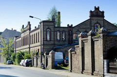 Leerstehende Backsteinarchitektur / Fabrikgebäude mit Gebüsch bewachsen in der Bergerstraße von Eberswalde.