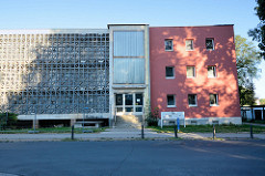 Wohnhaus mit Laubengängen und durchbrochener Fassade in Finow, Ortsteil von Eberswalde.