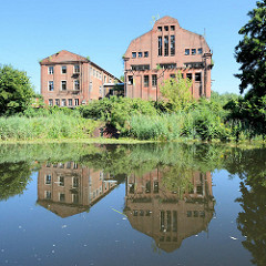 Ruinen vom Kraftwerk Heegermühle / Finow; 1909 erbaut -  Architekt Werner Issel.  Das Kraftwerk wurde 1991 stillgelegt - die historischen Fassaden spiegeln sich im Wasser des Finowkanals.