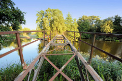 Historische Eisenbrücke / Teufelsbrücke am Messinghafen beim Finowkanal. Ursprünglich 1824 in Berlin errichtet und 1913 hier am Messinghafen montiert.