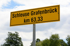 Hinweisschild auf die Schleuse Grafenbrück am Kilometer / Km 63,33 des Finowkanals in Brandenburg.
