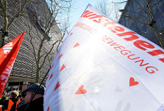 Demonstration der Sammlungsbewegung Aufstehen - Aktion Bunte Westen am 16.02.19 in Hamburg; Motto: Wir sind viele. Wir sind vielfältig. Wir haben die Schnauze voll.