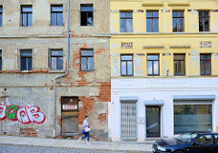 Wohnhäuser, teilweise leer stehend im renovierungsbedürftigen Zustand oder mit teilweise restaurierter Fassade in der Teichstraße von Altenburg.