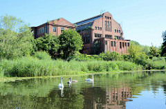 Ruinen vom Kraftwerk Heegermühle / Finow; 1909 erbaut -  Architekt Werner Issel.  Das Kraftwerk wurde 1991 stillgelegt - die historischen Fassaden spiegeln sich im Wasser des Finowkanals.