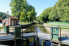 Blick über die geschlossenen Stemmtore / Schleusentore in die Schleusenkammer  der Schleuse Wolfswinkel am Finowkanal. Die Schleusenkammer ist 41,00 m lang und hat einen Hub von 2,6 m.