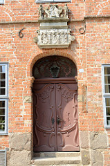 Denkmalgeschütztes Wohnhaus mit Doppeltür, Eingangstür in Güstrow - aufwändiges barocke Schnitzwerk auf dem Türblatt und am Oberlicht.