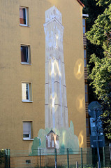 Hausfassade eines mehrstöckigen Wohnblocks in Finow - an der Fassade ist der Wasserturm der Messingwerke als Wandbild aufgebracht.