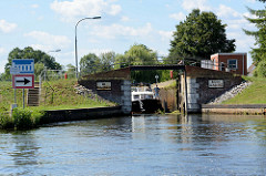 Ein Sportboot verlässt die Schleusenkammer der Stecher Schleuse im Finowkanal.