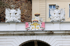 Triumphtor mit Wappen, Eingang zum Schloss Altenburg.