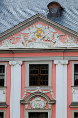 Tympanon mit Wappen vom barocken Corps de Logis / Wohntrakt im Schloss Altenburg.