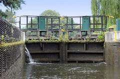 Stemmtor / Schleusentor der Schleuse Leesenbrück am Finowkanal - die Schleusenkammer hat eine Länge von 41 m und einen Hub von 2,50 m.