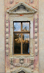 Fenster mit Kristallleuchtern, Fassade vom Schloss Altenburg in Thüringen.