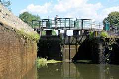 Geschlossenes Stemmtor / Schleusentor der Schleuse Stecher am Finowkanal - die Schluesenkammer hat eine Länge von 41m und einen Hub von 3,00 m.