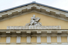 Tympanon, Fassade vom Logenhaus der Altenburger Loge „Archimedes zu den drey Reißbretern; errichtet 1804 - Architekt Heinrich Wilhelm Schmidt.