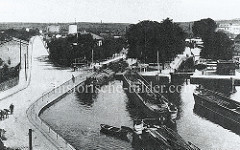 Historische Luftaufnahme der Schleusen des Finowkanals bei Eberswalde; ein Lastkahn verlässt gerade die Schleusenkammer, andere warten auf die Schleusung.