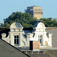 Dachgauben in Finow - Ortsteil von Eberswalde; im Hintergrund der historischer, denkmalgeschützter expressionistischer Wasserturm der Messingwerke.