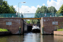 Ein Sportboot verlässt die Eberswalder Schleuse am Finowkanal in Brandenburg.