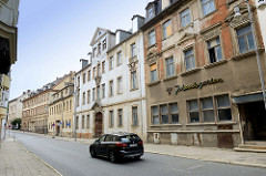 Historische, teilweise denkmalgeschütze Wohnhäuser in der Johannisstraße von Altenburg. Im Vordergrund die ehem. DDR HOG Gaststätte Johannisgarten.