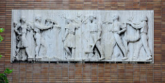 Relief mit Darstellung von Personen der arbeitenden Klasse an der Fassade des Empfangsgebäudes vom Hauptbahnhof in Olomouc / Olmütz.