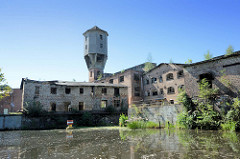 Blick vom Finowkanal auf die historische, denkmalgeschützte Industriearchitektur in Eberswalde.  Ruinen der ehem. Papierfabrik Wolfswinkel. Die Papiermühle würde ursprünglich 1728 errichtet, 1760 niedergebrannt - 1765 wieder aufgebaut; 1834 beka