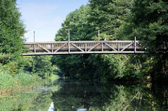Holzbrücke / Fussgängerbrücke zwischen Bäumen über den Finowkanal.