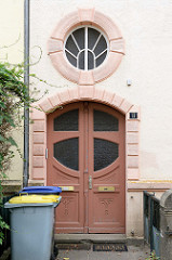 Alte Eingangstür im Stil des Historismus - geschwungene Formgebung des Türblatts, floraler Schnitzerei; Bilder der Architektur in Güstrow.