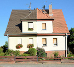 Doppelhaus mit unterschiedlicher Dachdeckung in Eberswalde, Brandenburg.