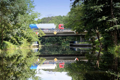 Lastwagenverkehr auf der Autobahnbrücke der Autobahn A11 über den Finowkanal in Brandenburg.