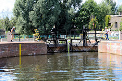 Die Stemmtore / Schleusentore der Stadtschleuse Eberswalde am Finowkanal werden von Hand geschlossen.  Die Schleusenkammer  hat eine Länge von 41m und einen Hub von 3,50m.