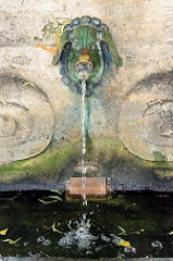 Wasserspiel - wasserspeiendes Glücksschwein am Skatbrunnen auf dem Brühl in Altenburg; aufgestellt 1903 - Entwurf Bildhauer Ernst Pfeifer.