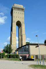Historischer, denkmalgeschützter expressionistischer Wasserturm der Messingwerke in Finow / Eberswalde. Der Turm wurde 1918 errichtet, Architekt Paul Mebes; er hat eine Höhe von 44m und versorgte das Messingwerk mit  Trink- und Betriebswasser.