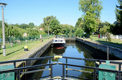 Das Sportboot / Motorboot Erika liegt in der Schleusenkammer der Schleuse Heegermühle des Finowkanals und wartet auf die Schleusung.