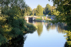 Blick über den Finowkanal zur Einfahrt der Schleuse Heegermühle.