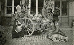 Qualitätskontrolle der Milch von mobilen Milchhändlern in Belgien; der Straßenverkauf der Milch findet aus großen Kannen statt, die auf einem zweirädrigen Karren stehen, der von Hunden gezogen wird.