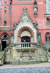 Eingang der der neugotischen  Brüderkirche in Altenburg; geweiht 1905 - Architekt Jürgen Kröger.