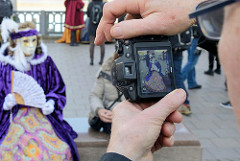 Venezianischer Maskenzauber als Fotoevent bei den Hamburger Alsterarkaden.